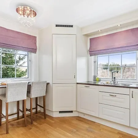 Cozy House With Lovely View Μπέργκεν