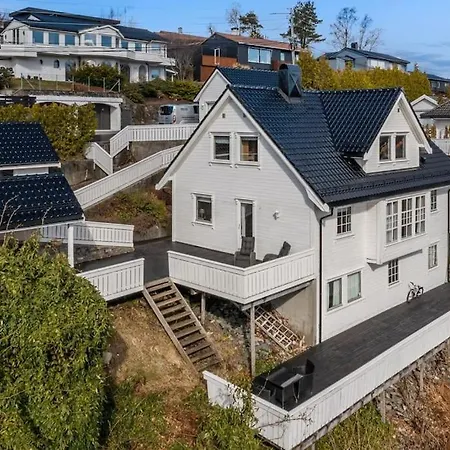 Cozy House With Lovely View Μπέργκεν
